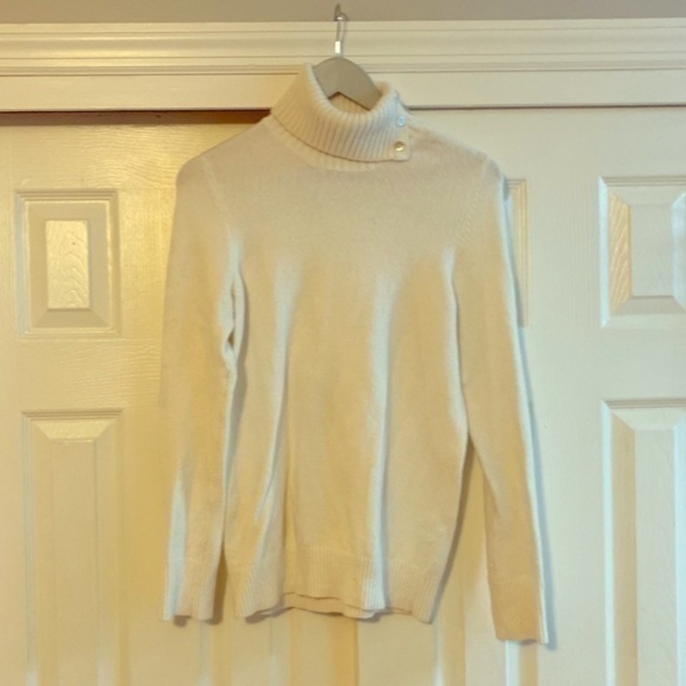 Reference Point White Turtle Neck sweater Small‎